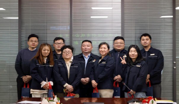 骏马迎春聚欢腾  凝心聚力暖意浓